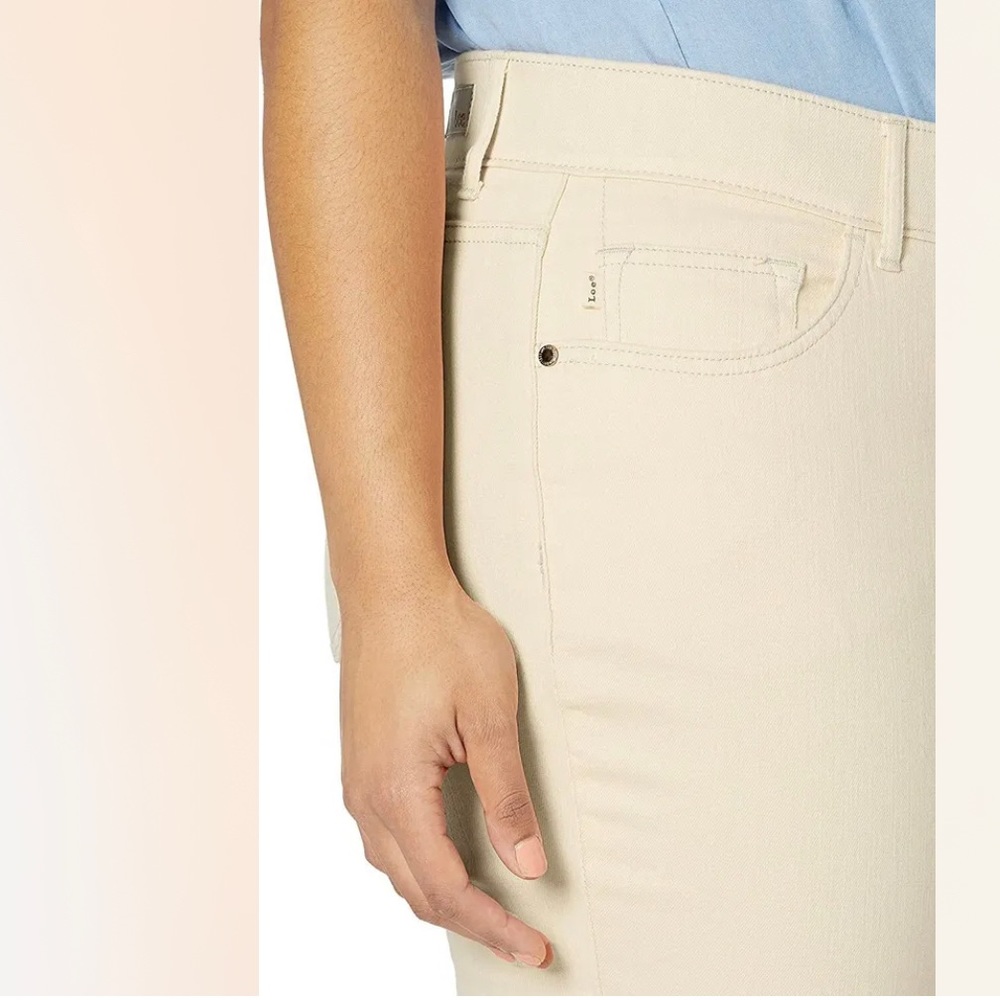 LEE Women's Plus Size Flex Motion Regular Fit 5 Pocket Capri Jean - Picture 4 of 9